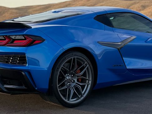Used 2024 Chevrolet Corvette Z06 RWD image 15