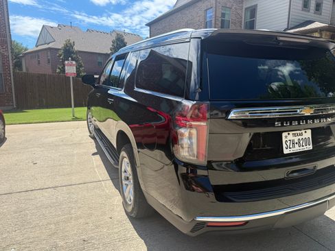 Used 2021 Chevrolet Suburban LT RWD image 9