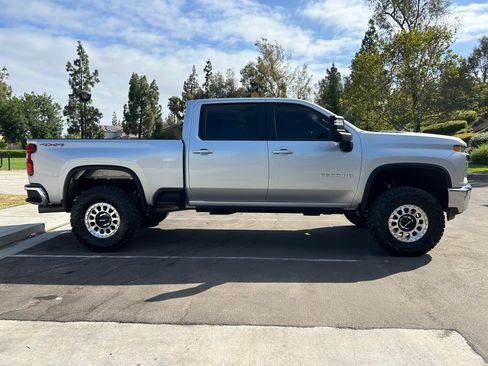 Used 2021 Chevrolet Silverado 2500 LT w/ Fleet Comfort Package AWD/4WD image 2