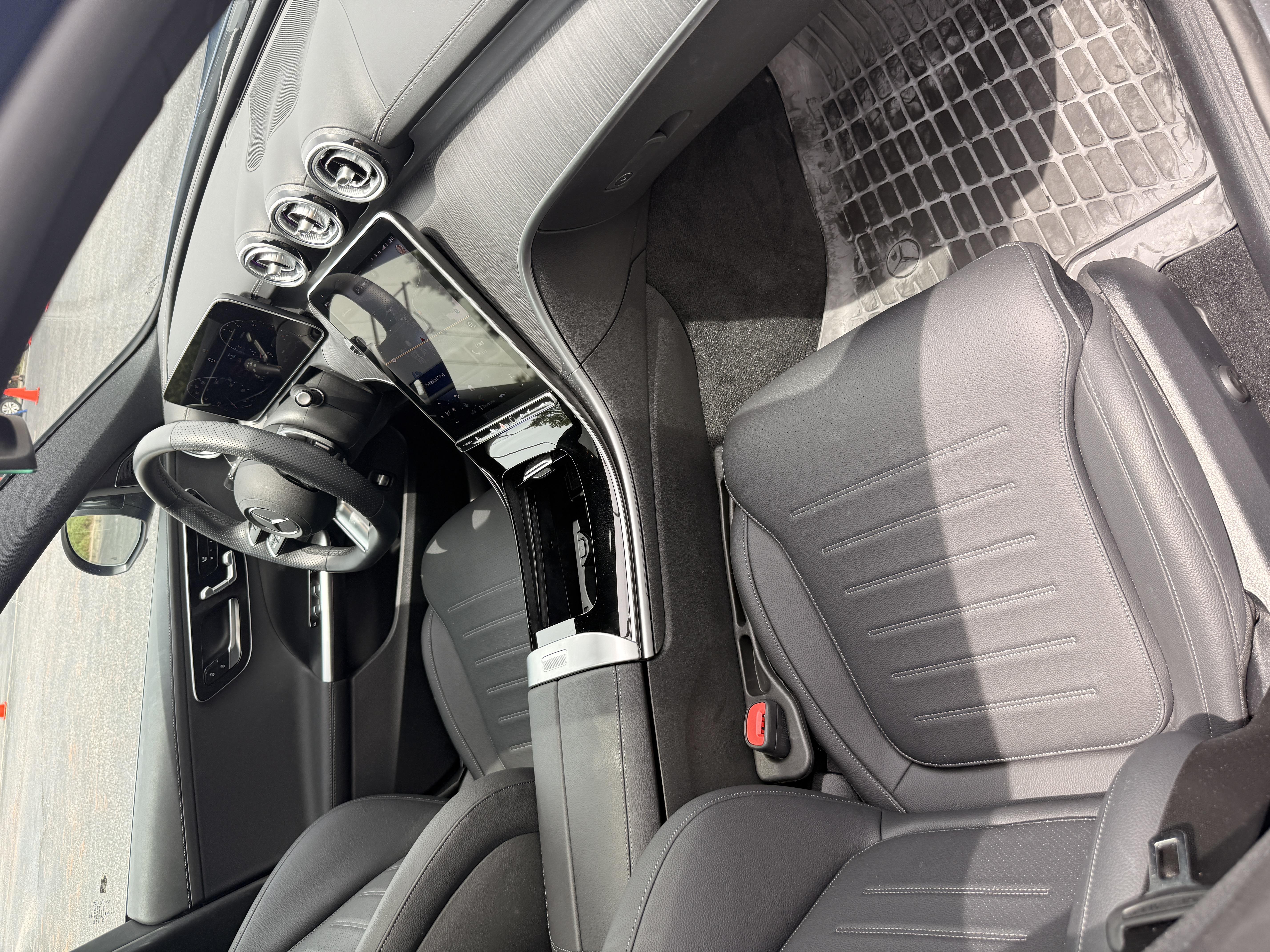 Used 2025 Mercedes-Benz C 300 Sedan image 9