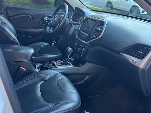 Used 2016 Jeep Cherokee Limited image 8