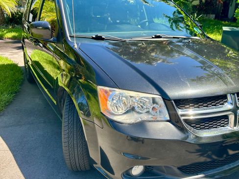 Used 2017 Dodge Grand Caravan SXT FWD image 2