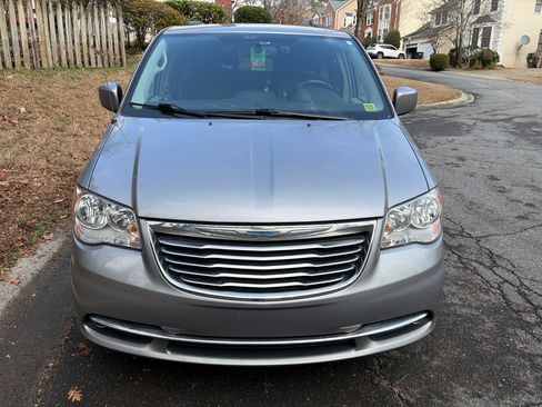 Used 2015 Chrysler Town & Country Touring image 1