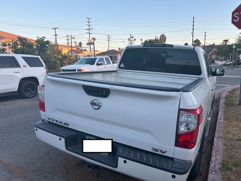 Used 2017 Nissan Titan SV image 10