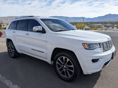 Used 2017 Jeep Grand Cherokee Overland w/ Jeep Active Safety Group image 10