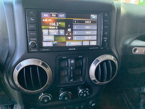 Used 2017 Jeep Wrangler Unlimited Sahara AWD/4WD image 16