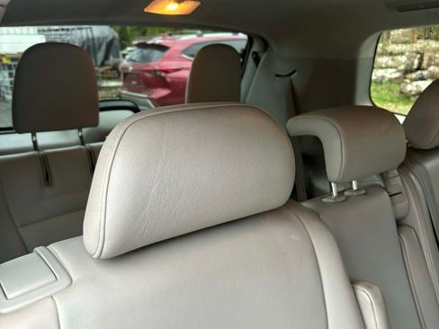 Used 2012 Toyota Highlander SE w/ Tow Pkg image 2