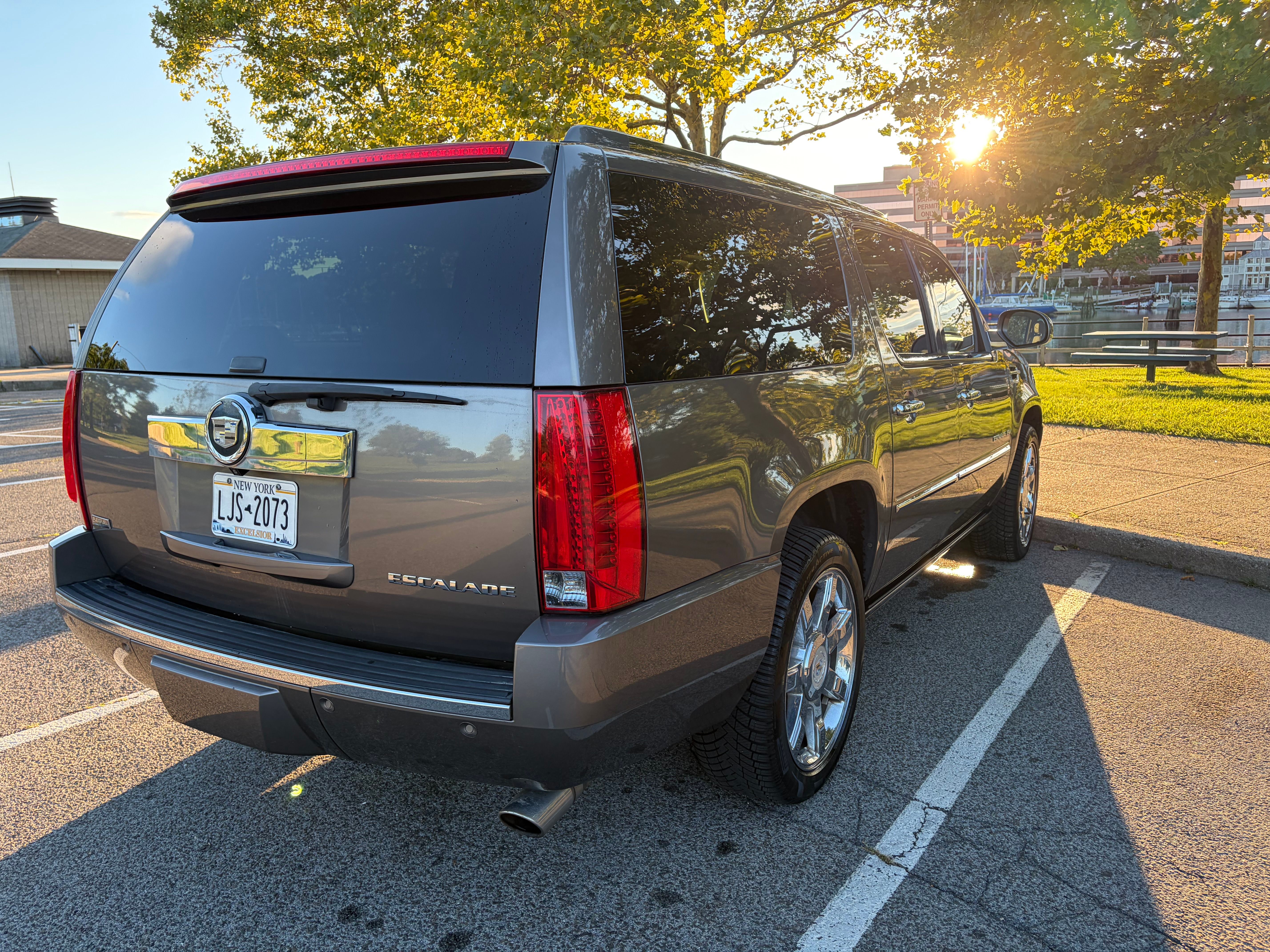 Used 2011 Cadillac Escalade ESV Premium AWD/4WD image 2