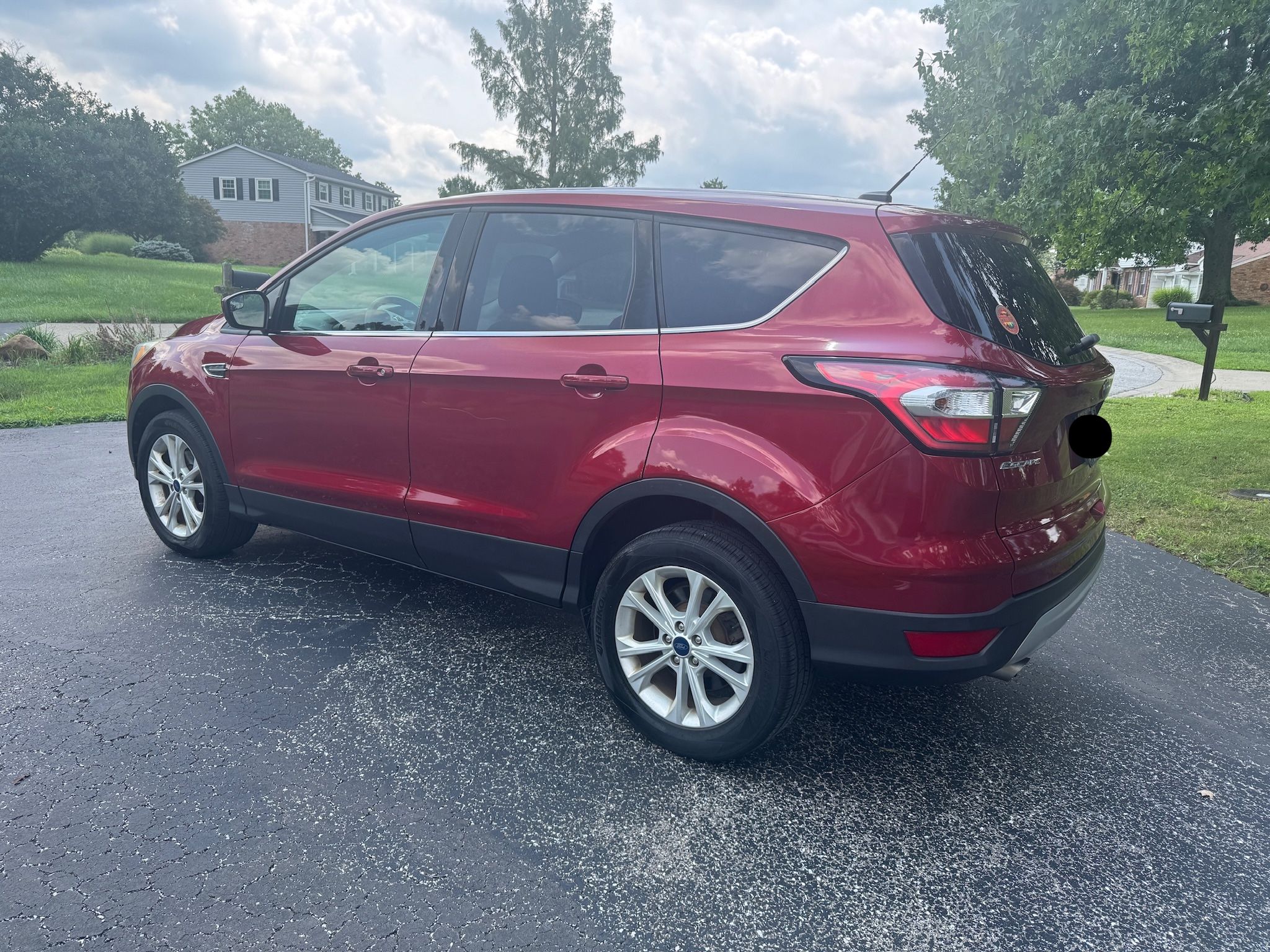 Used 2017 Ford Escape SE FWD image 2