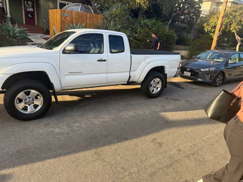 Used 2015 Toyota Tacoma PreRunner image 1