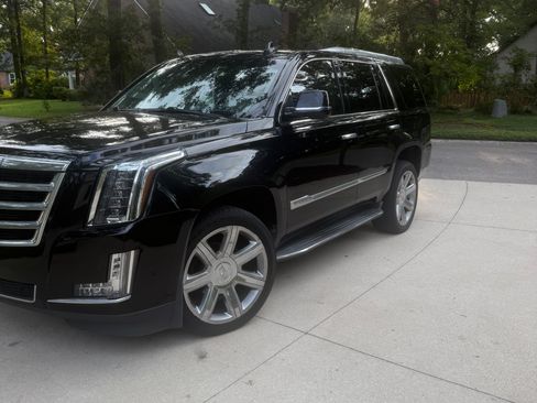 Used 2020 Cadillac Escalade Premium Luxury AWD/4WD image 2