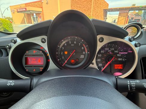 Used 2018 Nissan 370Z Coupe RWD image 13