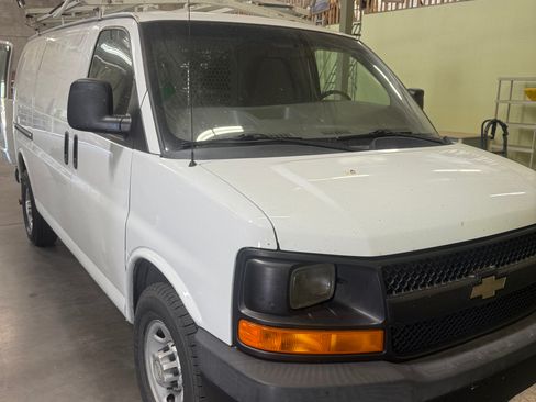 Used 2014 Chevrolet Express 2500 RWD image 1