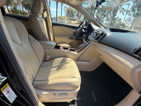 Used 2011 Toyota Venza w/ Leather Pkg FWD image 6