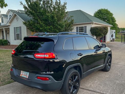 Used 2017 Jeep Cherokee Sport FWD image 6