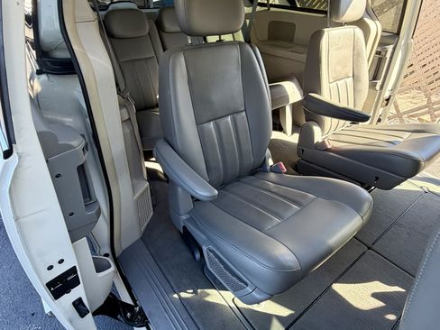 Used 2010 Dodge Grand Caravan SXT image 14