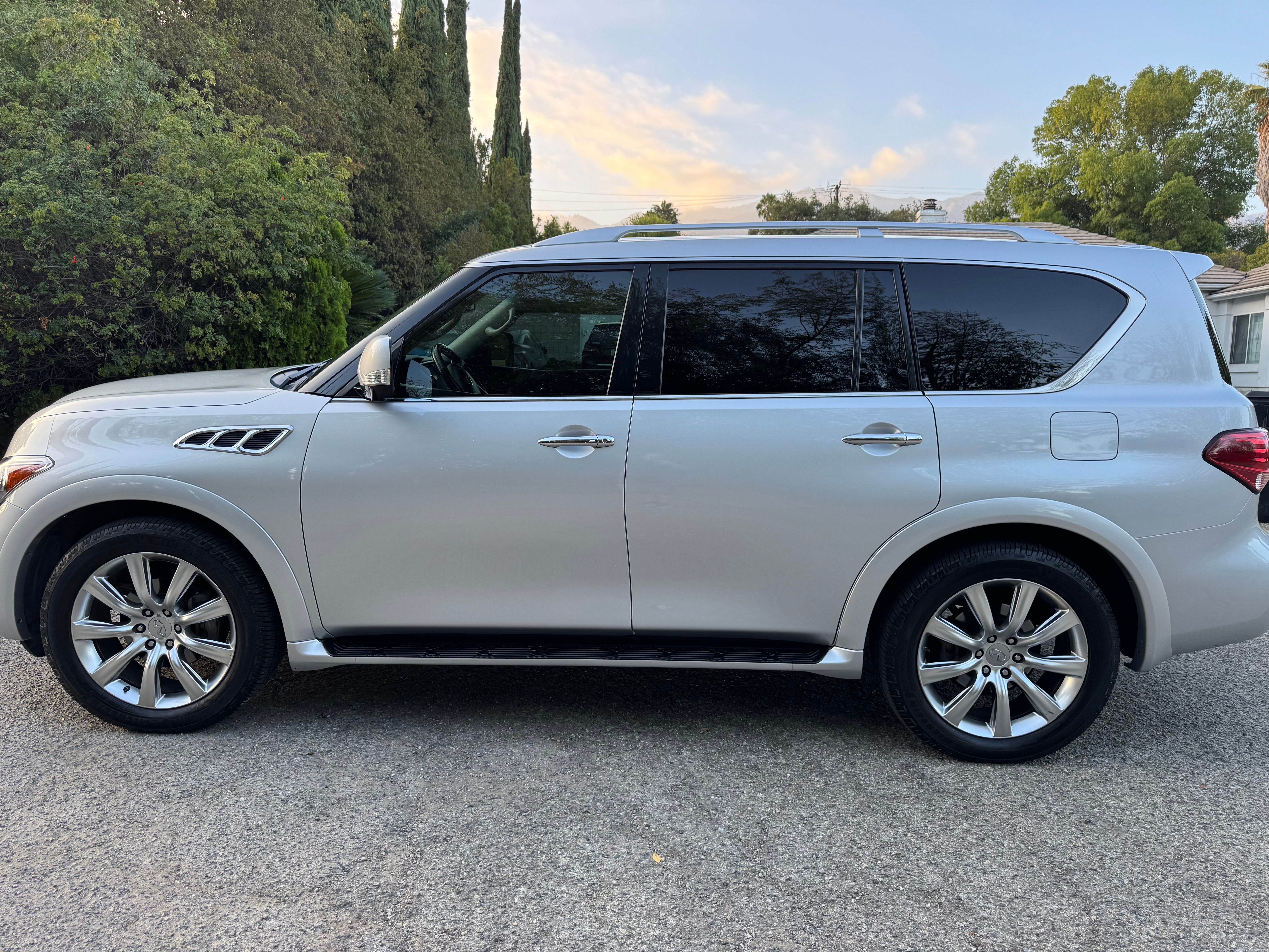 Used 2011 INFINITI QX56 2WD w/ Deluxe Touring Pkg image 15