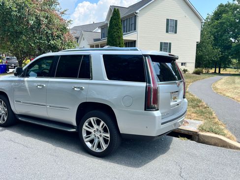 Used 2018 Cadillac Escalade Luxury image 4
