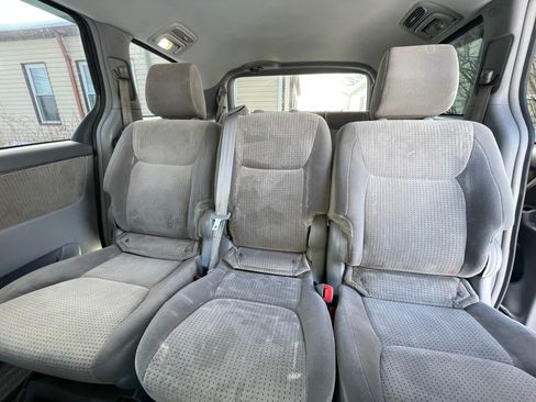 Used 2010 Toyota Sienna LE image 2