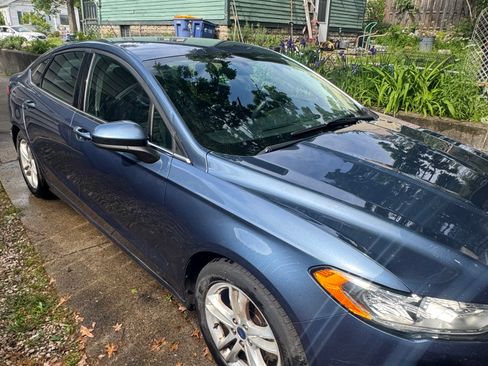 Used 2018 Ford Fusion SE w/ Fusion SE Technology Package FWD image 4