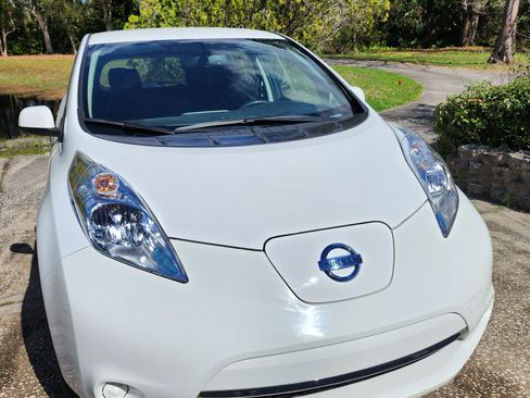 Used 2015 Nissan Leaf SV image 2