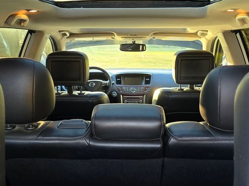 Used 2017 Nissan Pathfinder Platinum w/ Family Entertainment Package image 6