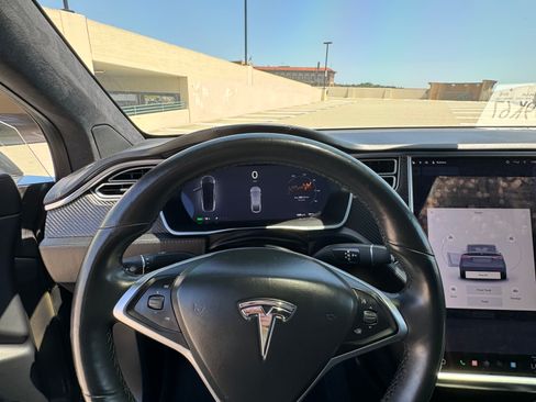 Used 2018 Tesla Model X 75D image 12