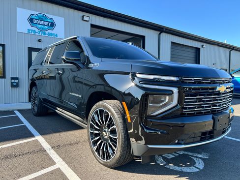 Used 2025 Chevrolet Suburban High Country AWD/4WD image 1