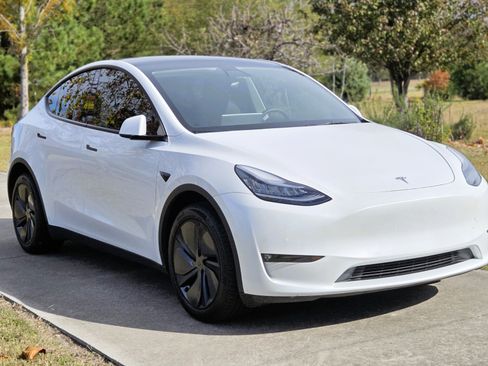 Used 2022 Tesla Model Y Long Range image 2