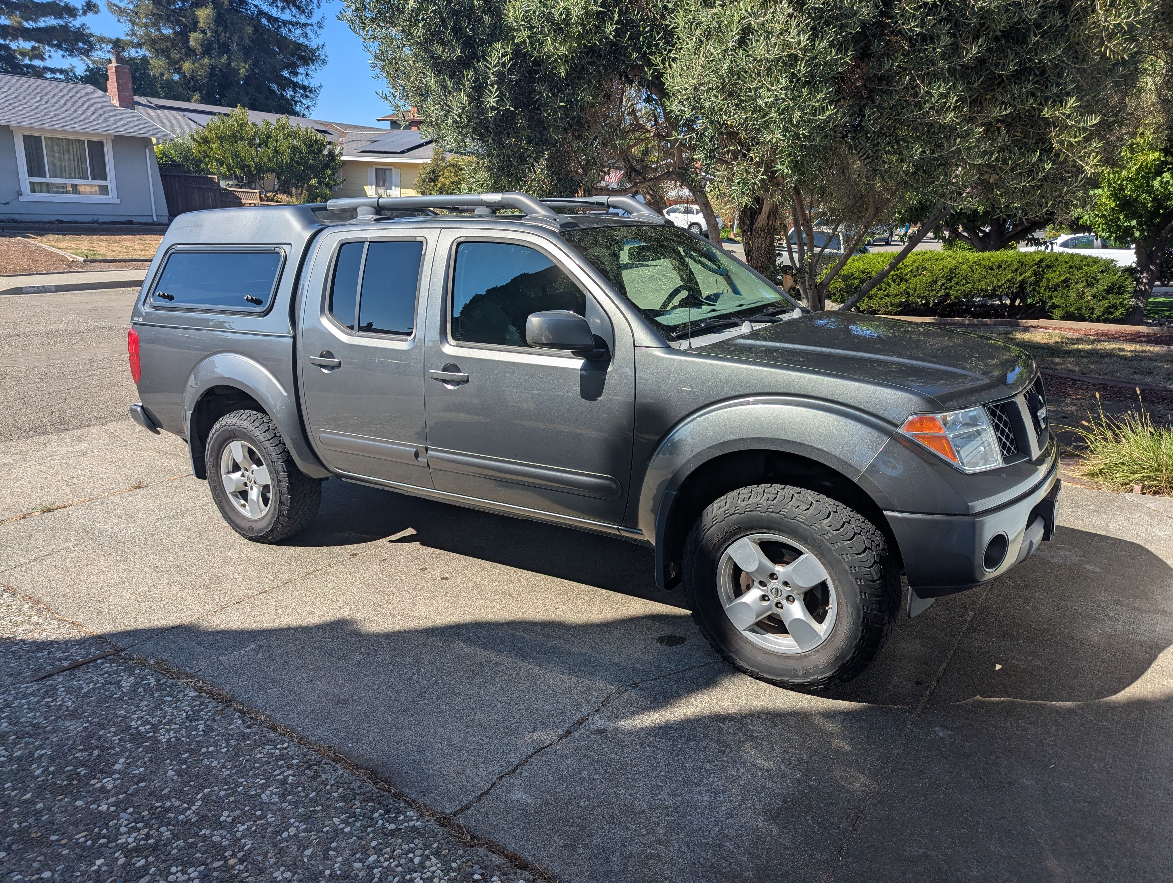 Used 2006 Nissan Frontier LE AWD/4WD image 1