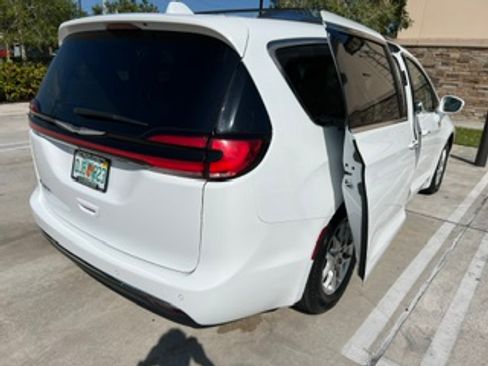 Used 2021 Chrysler Pacifica Touring-L FWD image 12