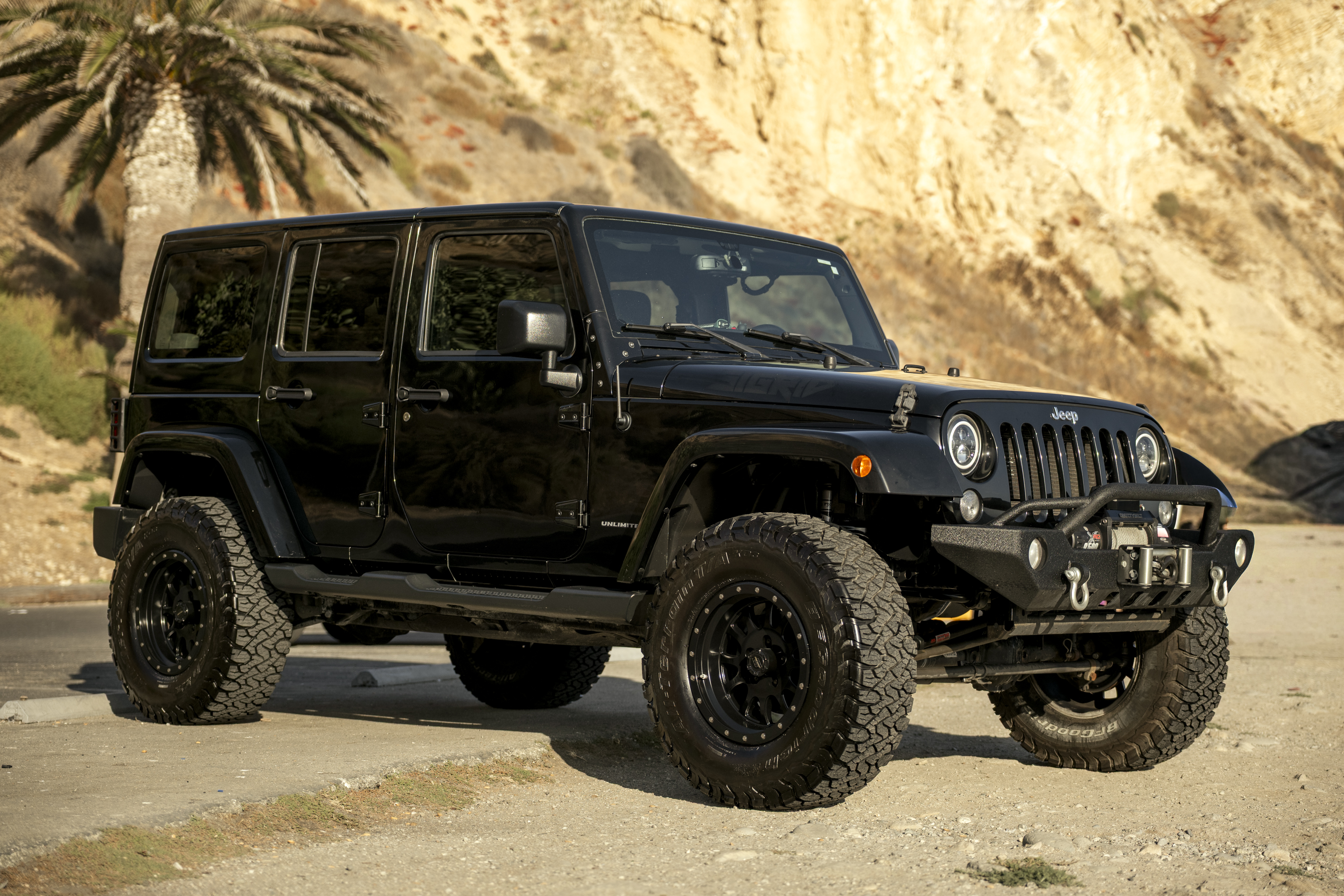 Used 2015 Jeep Wrangler Unlimited Sahara w/ Connectivity Group AWD/4WD image 1