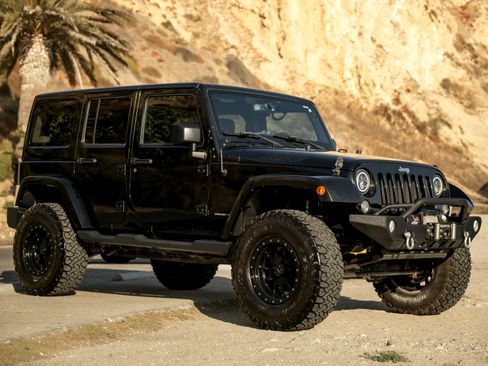 Used 2015 Jeep Wrangler Unlimited Sahara w/ Connectivity Group AWD/4WD image 1