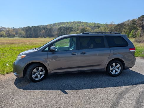 Used 2011 Toyota Sienna LE w/ Towing Pkg image 1