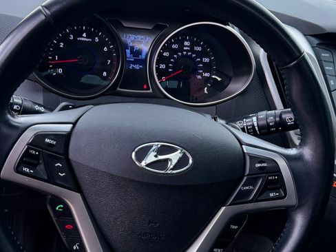 Used 2017 Hyundai Veloster Value Edition FWD image 9