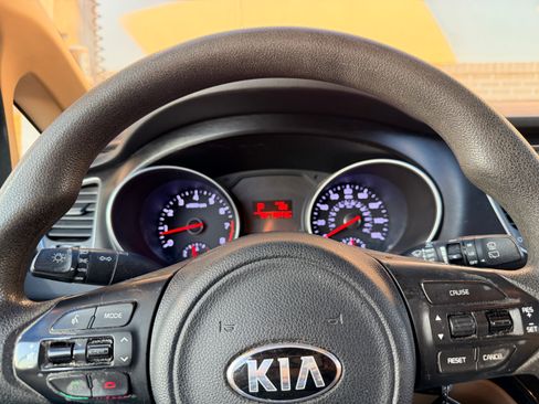 Used 2015 Kia Sedona LX w/ LX Convenience Package image 15