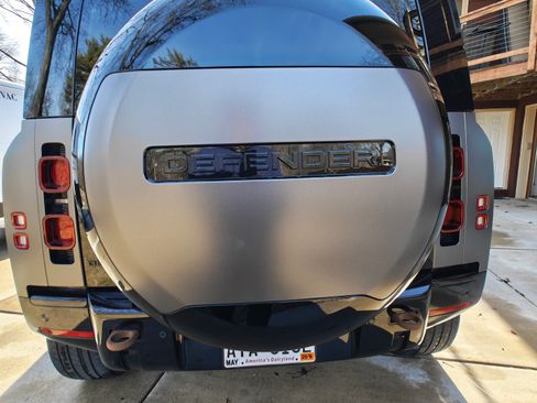 Used 2023 Land Rover Defender 110 X-Dynamic SE image 9