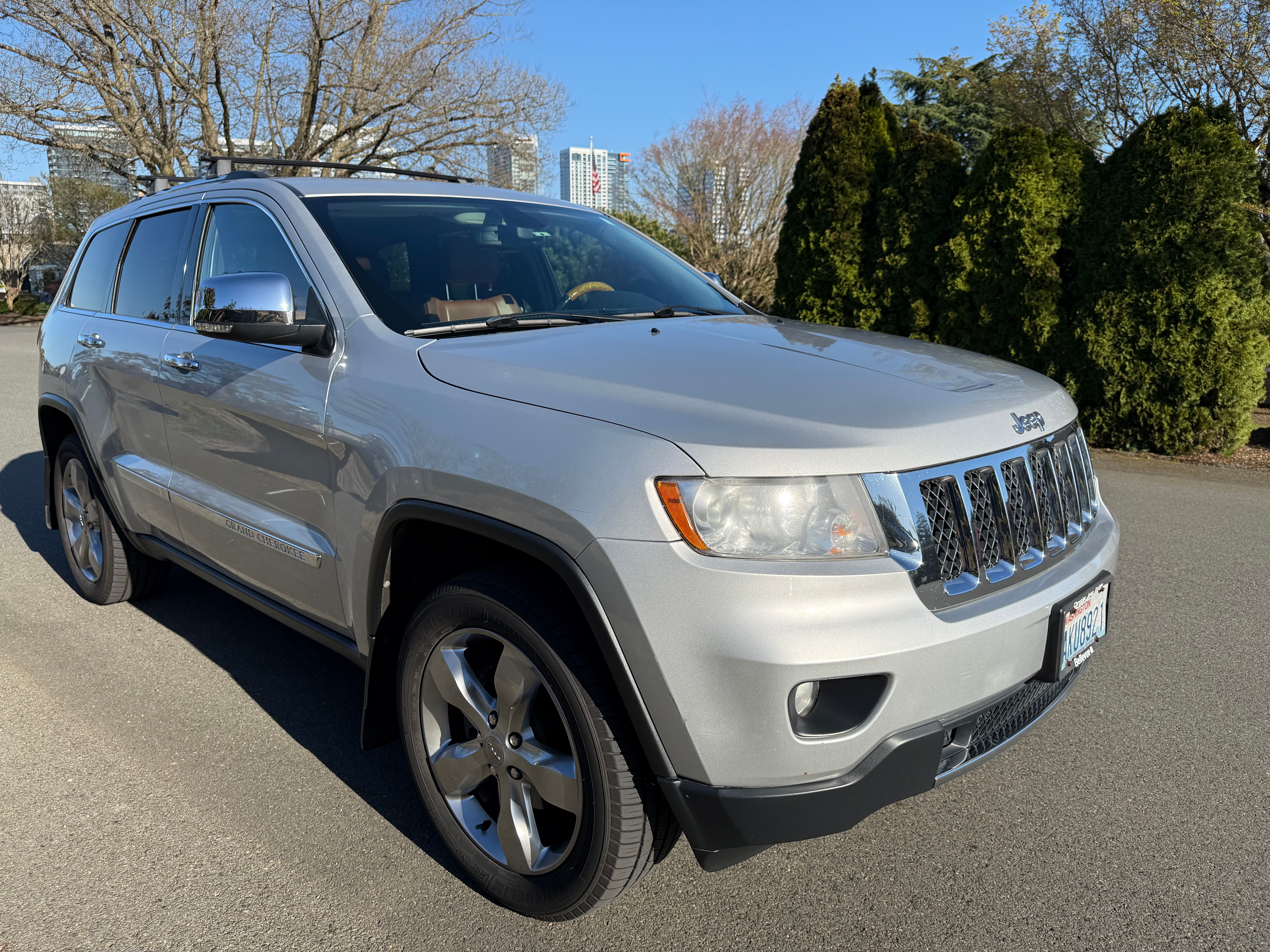 Used 2013 Jeep Grand Cherokee Overland AWD/4WD image 17