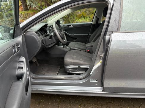 Used 2015 Volkswagen Jetta S image 9