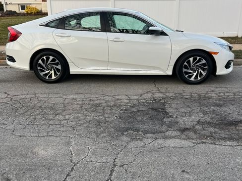 Used 2017 Honda Civic EX image 2