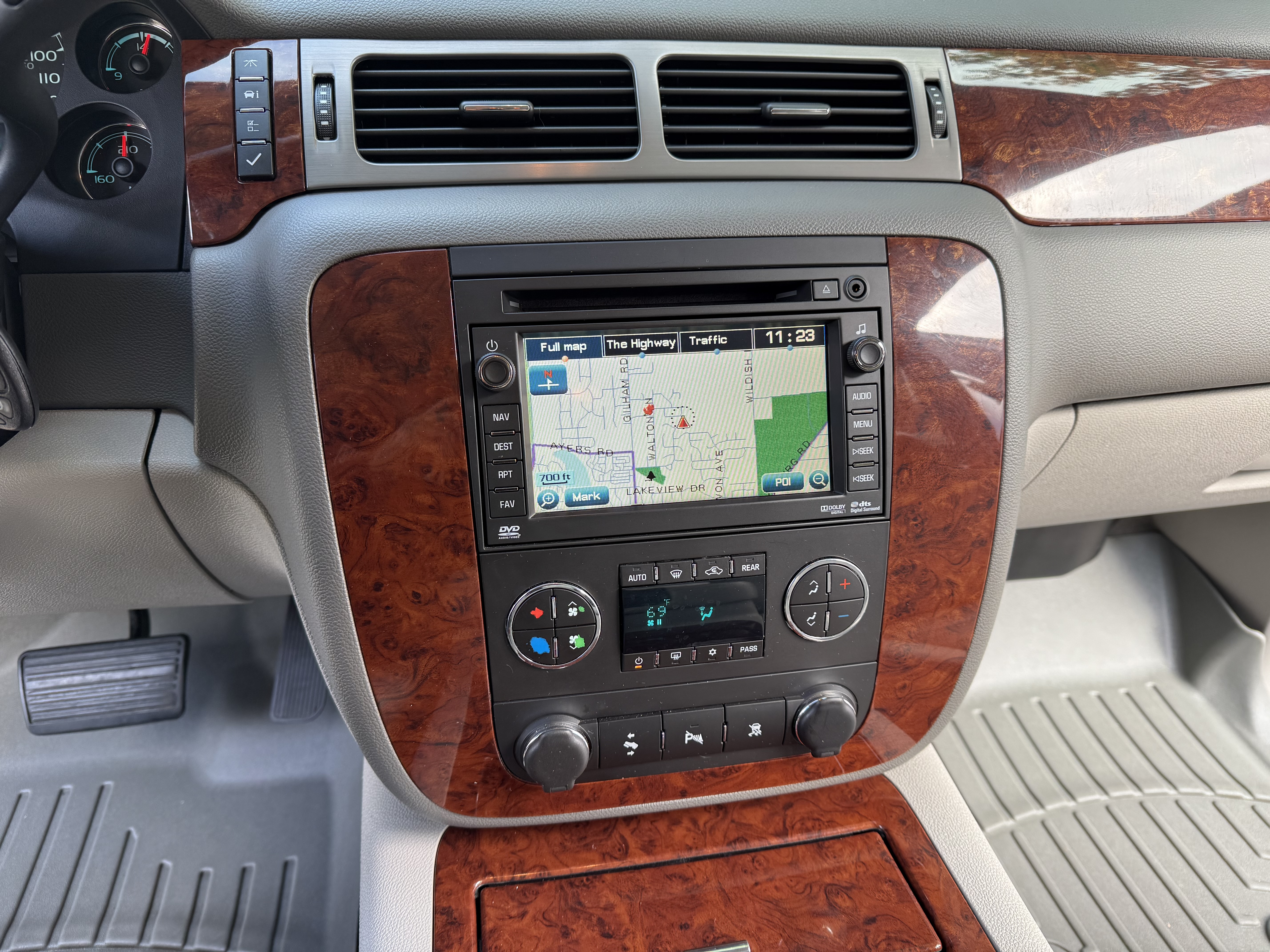 Used 2011 Chevrolet Tahoe LTZ AWD/4WD image 8