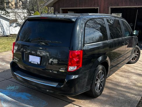 Used 2017 Dodge Grand Caravan SXT image 11
