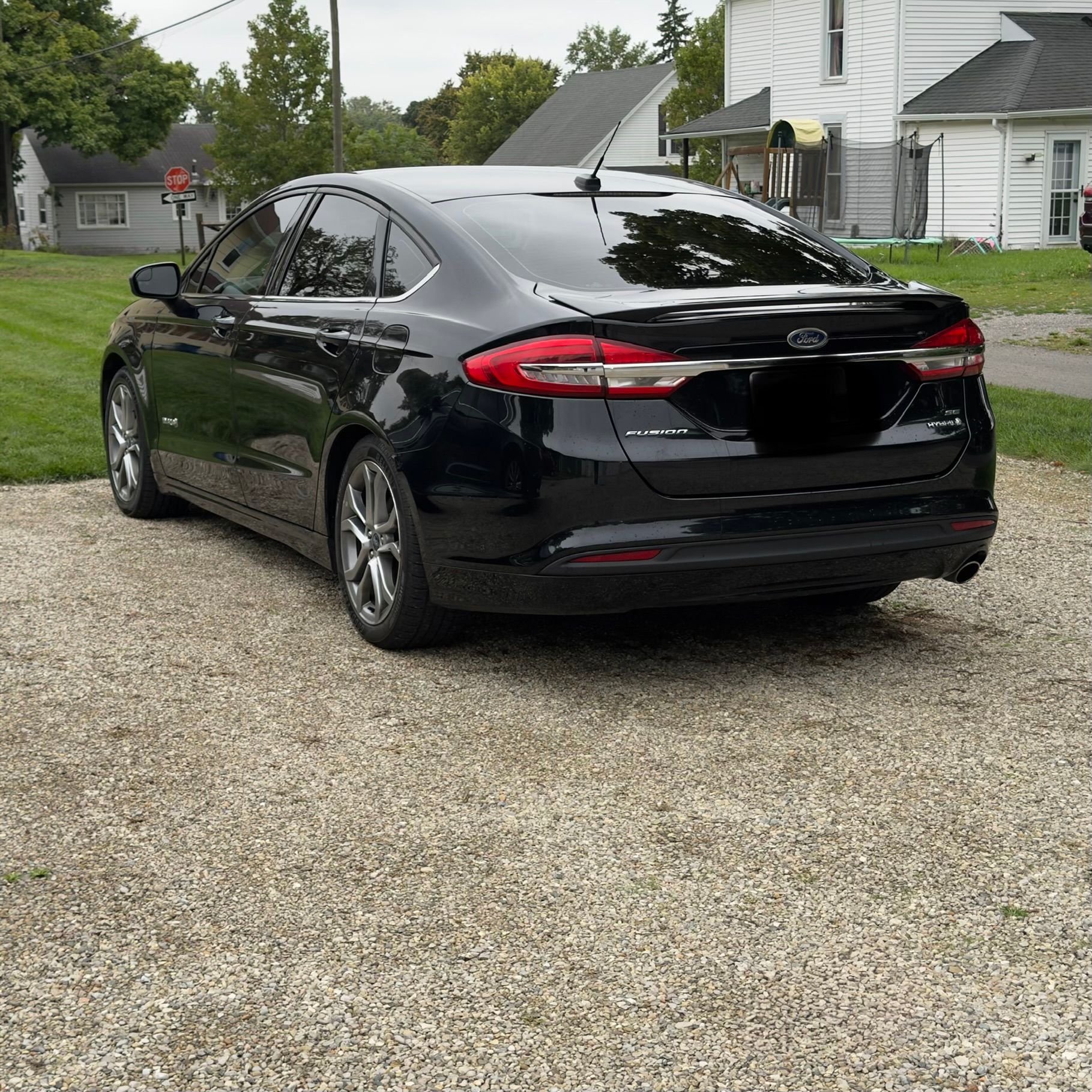 Used 2017 Ford Fusion SE w/ Equipment Group 601A FWD image 2
