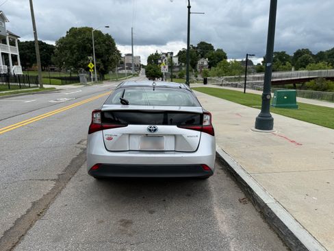 Used 2021 Toyota Prius LE FWD image 6