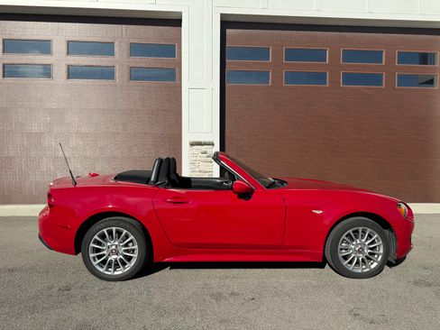 Used 2018 FIAT 124 Spider Abarth w/ Convenience Group image 2