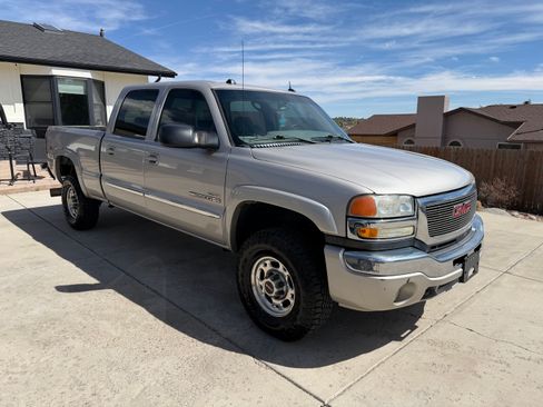 Used 2005 GMC Sierra 2500 SLT w/ Heavy-Duty Power Package AWD/4WD image 1