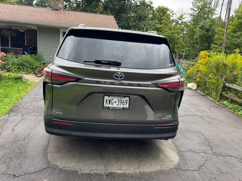 Used 2022 Toyota Sienna LE w/ LE Plus Package AWD/4WD image 2