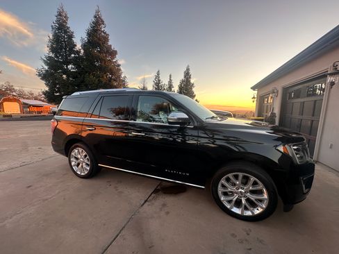 Used 2018 Ford Expedition Platinum image 2