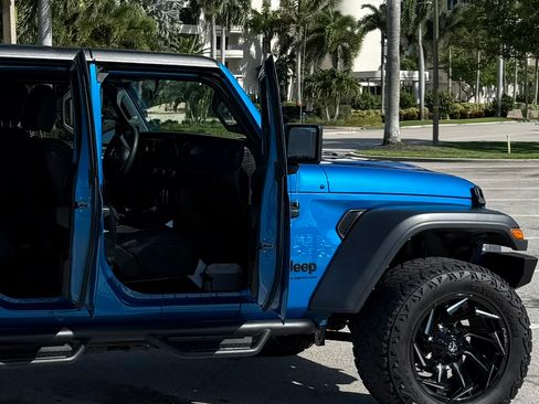 Used 2023 Jeep Gladiator Sport AWD/4WD image 2