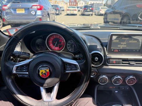 Used 2018 FIAT 124 Spider Abarth w/ Convenience Group image 8